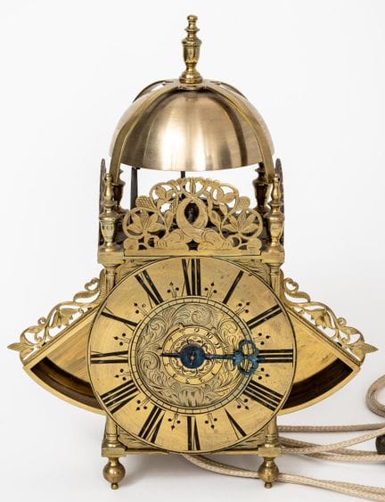 (215) HORLOGE À LANTERNE AILÉE ANGLAISE
Boîtier en