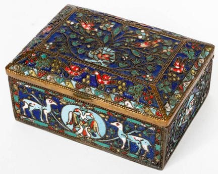 BOÎTE EN ÉMAIL CLOISONNÉ
Laiton, probablement vers