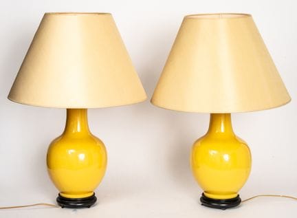 UNE PAIRE DE LAMPES-VASES EN PORCELAINE JAUNE
Élec