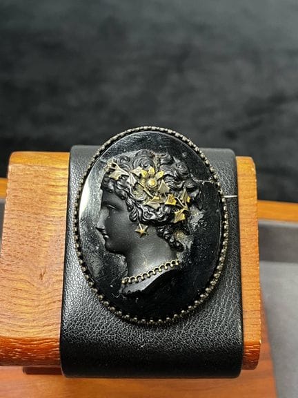 Schöne Kamee aus schwarzem Onyx, die einen mit Sch