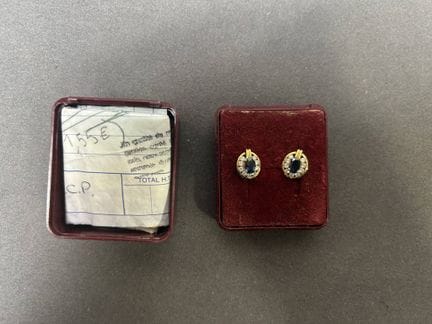 Ein Paar Ohrstecker aus 750er Gelbgold mit einem S