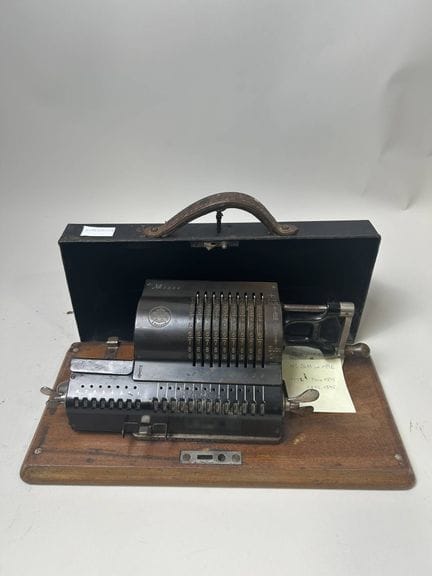 BRUNSVIGA Modell B Rechenmaschine
In ihrer Holzkis