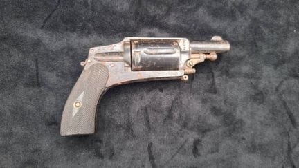 Piccola pistola Bulldog con grilletto a scomparsa
