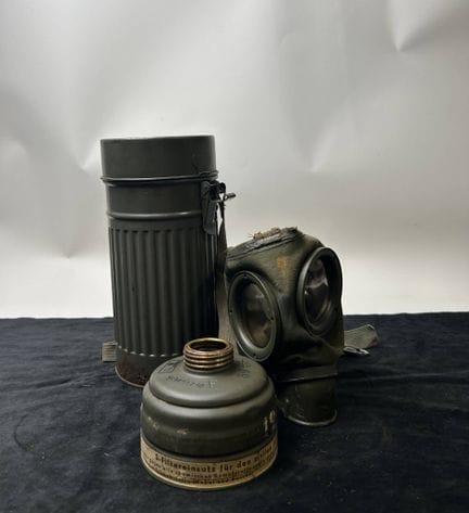 AUER——1938年德国防毒面具
标有“RL 1-38/3 根据《防空法》第8条获准销售”字样，并