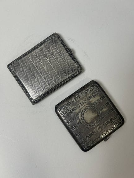 Set aus zwei versilberten Metall-Zigarettenetuis
8