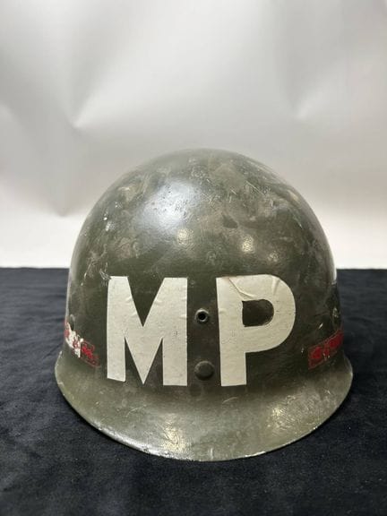 M1美军宪兵头盔内衬——越南战争时期
装饰图案：
头盔正面：白色“MP”（宪兵）字样
头盔内衬两侧：