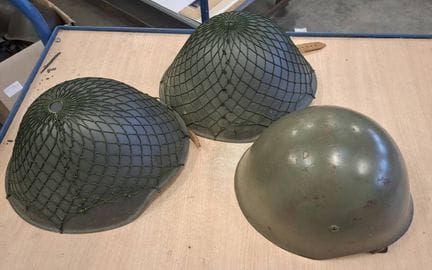 东德，1956型头盔3件套
其中两顶配有迷彩网
状况良好