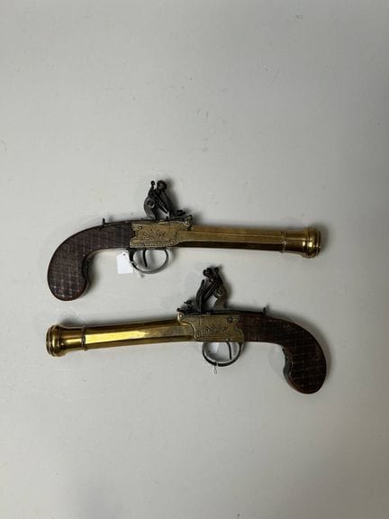 Ein Paar Marine-Truhenpistolen mit Holzgriff und M