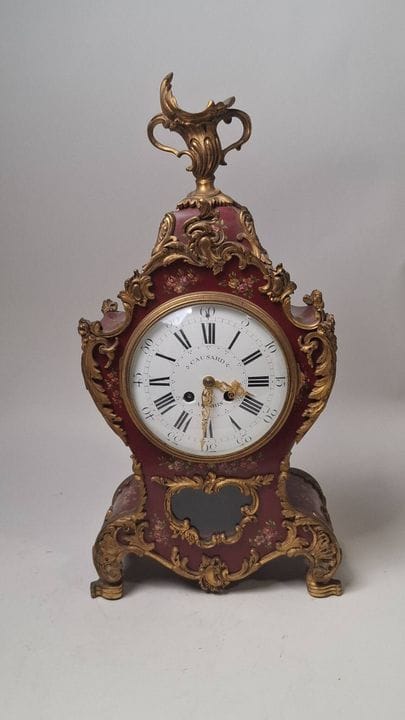 Rocaille-Uhr aus lackiertem Holz mit Blumenmuster 