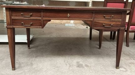Escritorio de caoba de estilo Luis XVI
Adornos de 