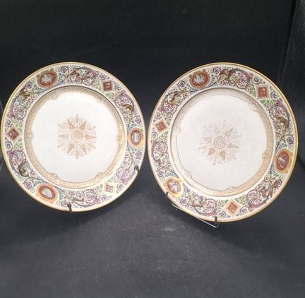 SEVRES,  Nationale Manufaktur – Paar Teller, urspr