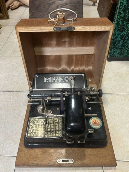 MIGNON, AEG Technotype-Schreibmaschine
Mit hölzern