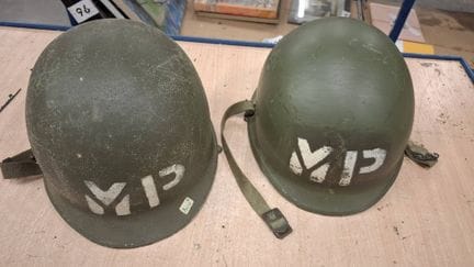 比利时，2顶印有“MP”字样的USM1型头盔
其中一顶内衬上可见比利时国旗