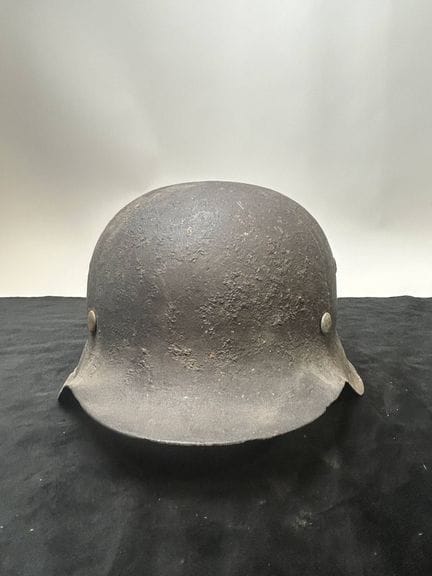 德国，1940型“施塔尔赫尔姆”（Stahlhelm）钢盔
盔壳由冲压钢板制成，边缘向内折边，通风孔