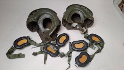 法国，2顶79式软皮轻型坦克兵头盔
+ 3副耳机
状况一般