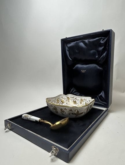 卡米尔·勒塔莱克（Camille LE TALLEC）作品，巴黎，饰有金色植物纹样的瓷质潘趣酒碗及勺