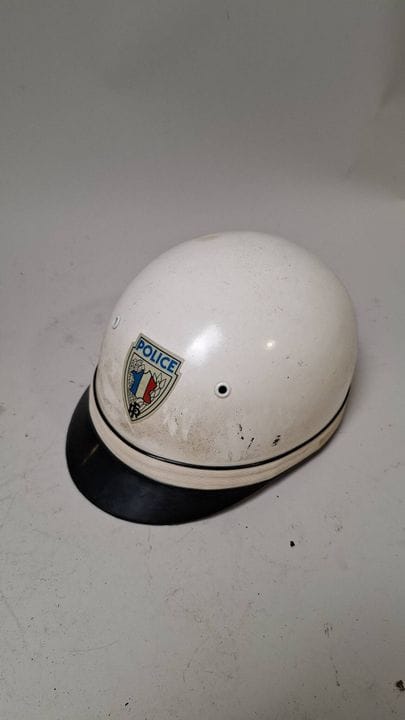 法国，警方轻便摩托车骑手所戴的所谓“白碗”头盔
1970年代
状况一般