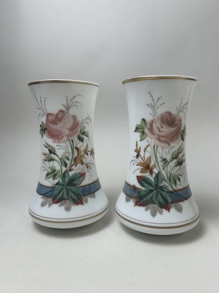 Ein Paar opaline Trichtervasen mit Blumenverzierun