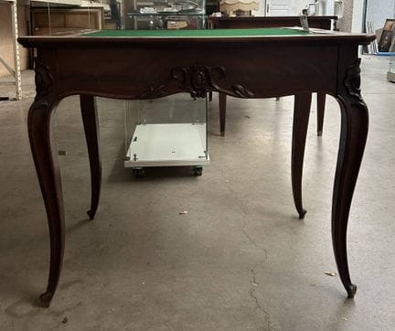 路易十五风格胡桃木桥牌桌
71×88×88 厘米（展开后）
桌面铺有绿色毛毡