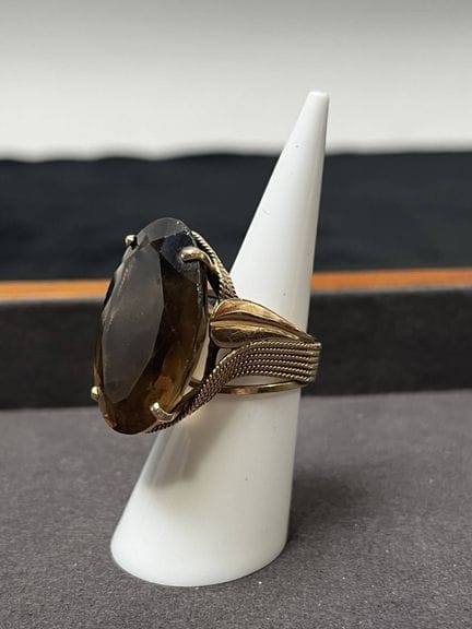 Markanter Ring aus 375er Gelbgold (9 Karat) mit ei