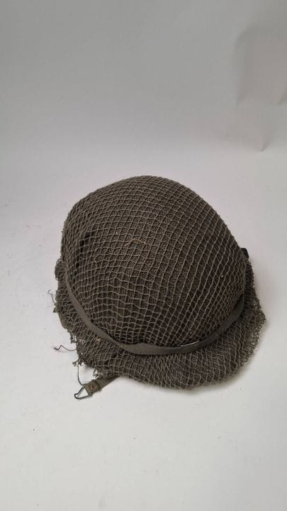 越南战争时期的USM3型头盔
配有内衬和迷彩网罩
