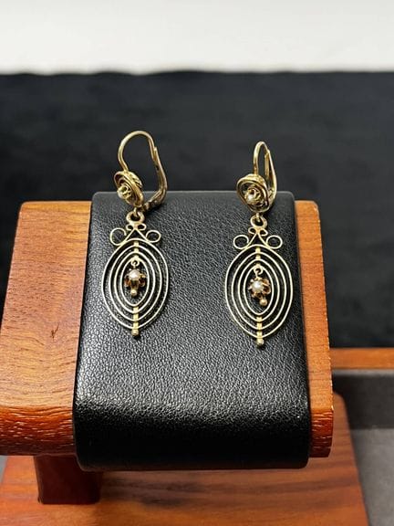 Ein zierliches und elegantes Paar Ohrringe aus 750
