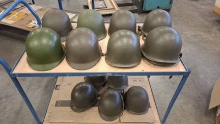 法国，1箱，内含12顶1970年代法国M1型军用头盔
另附1顶1963年法国M51型头盔
整体状况良