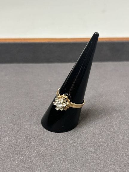 Blumenring aus 750er Gelbgold
Mit weißen Edelstein