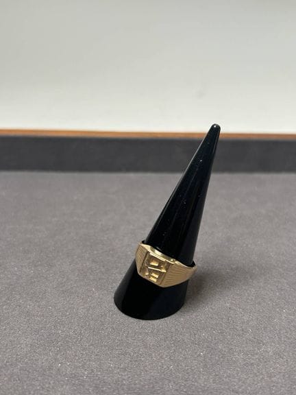 Siegelring aus 750er Gelbgold
TDD 61
Gewicht: 4,0 