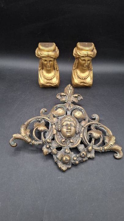 Set aus Bronzedekorationsgegenständen:
- Zierplatt