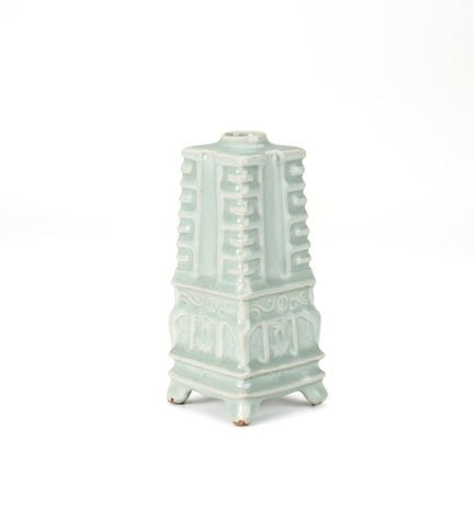 Un jarrón «cong» de celadón de Longquan con cuatro