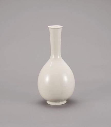 Un jarrón de cuello largo de cerámica Ding. Un jar