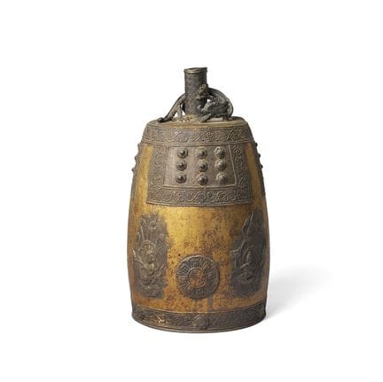 Una campana de templo de bronce dorado. Una campan