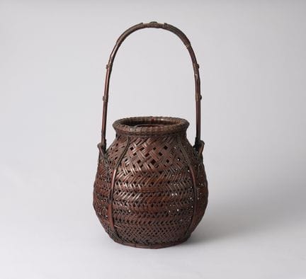 Una cesta de bambú para flores, con forma de jarra