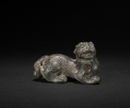 Una figura arcaica de bronce representando un león