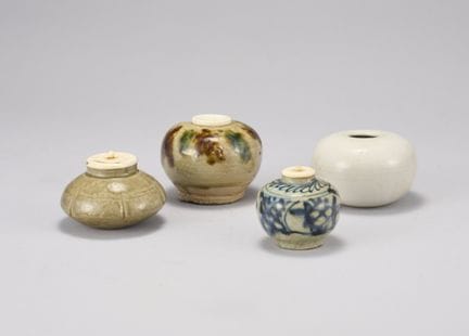 Un conjunto de cuatro jarras de agua. Cuatro peque