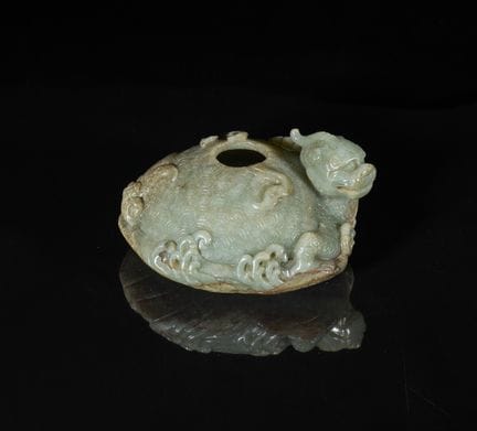 Una jarra de jade de color verde pálido y blanco c