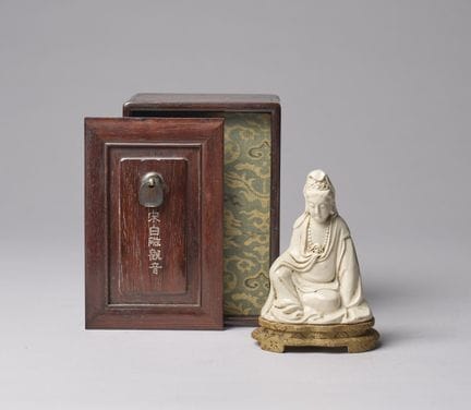 Figura sentada de Guanyin, realizada en porcelana 