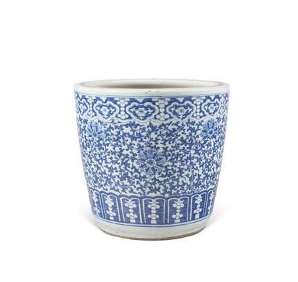 Una palangana azul y blanca con motivos de «enreda