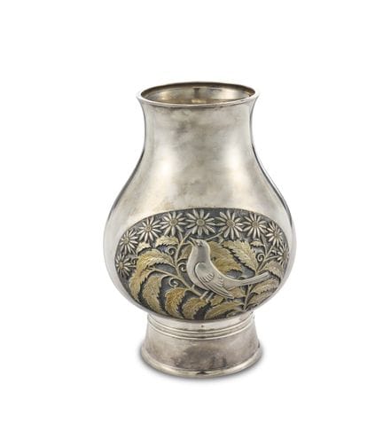 Jarrón de plata pura con motivos de «aves y flores