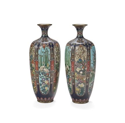 Un par de jarrones de esmalte cloisonné (Shippō) c