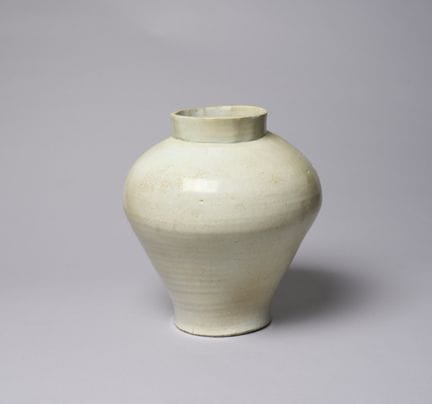 Jarra alta de porcelana blanca. Una jarra de pie b