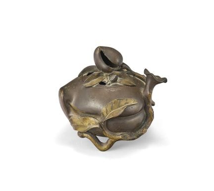 Un incensario de bronce de estilo arcaico con form