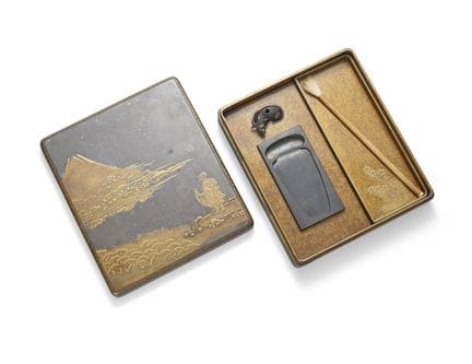Una caja de escritura lacada en maki-e, decorada c