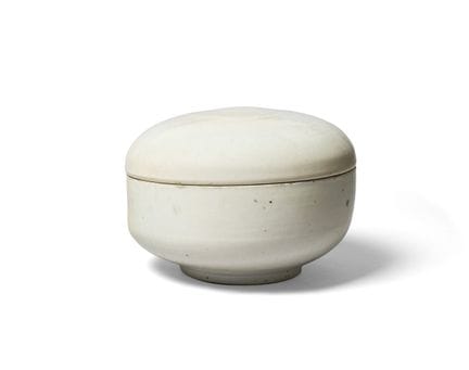 Caja grande de porcelana blanca con tapa. Caja gra