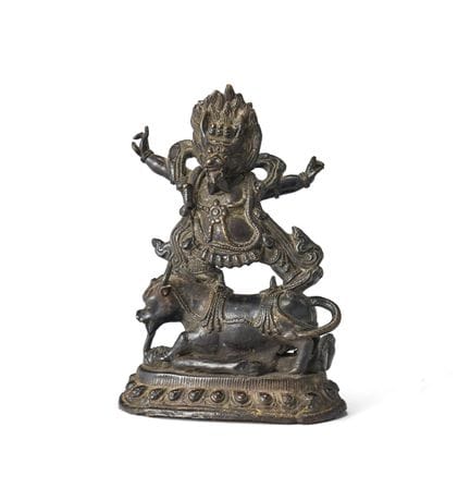Una figura tibetana de bronce de Yama montado en u