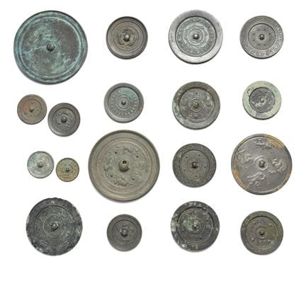 Conjunto de espejos de bronce de estilo arcaico. C