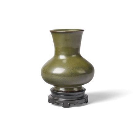 Jarrón de cuello largo con esmalte «polvo de té». 