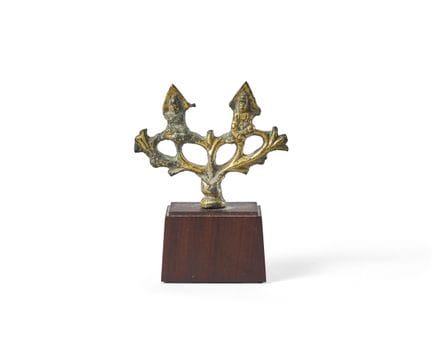 Una imagen de bronce dorado de los budas Shakyamun