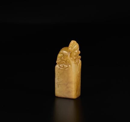 Un sello de piedra Tianhuang, coronado por un león
